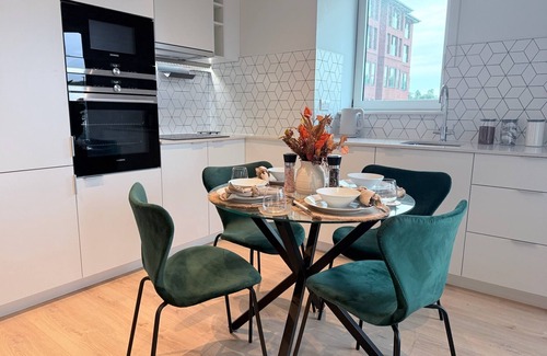 Coombe Hill Apartment | Luxury 2Bed Flat with Gym, Cinema and Games Room in Wimbledon London