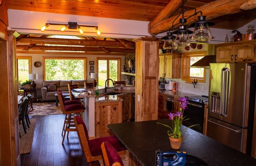 Westcliffe House | Luxury 3 bdrm Ranch House at the base of Rocky Mountains!