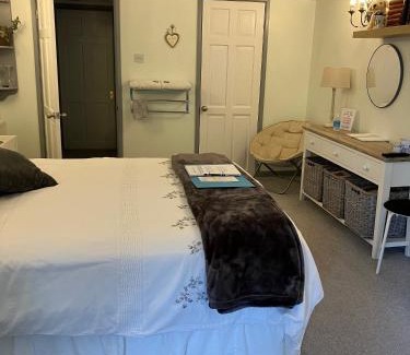 St. Michaels Bed & Breakfast | Luxury 3 bedded room with sea peeps and parking