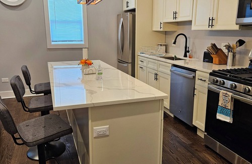 Tri-Taylor Apartment | Luxury 3-bedroom duplex with AC and WiFi in amazing Chicago
