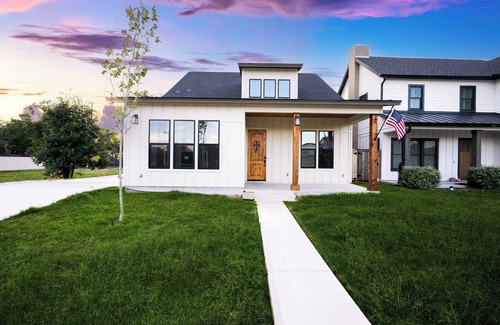 Alamo Heights House | Luxury 3-bedroom Farmhouse with Pool Centrally Located in San Antonio