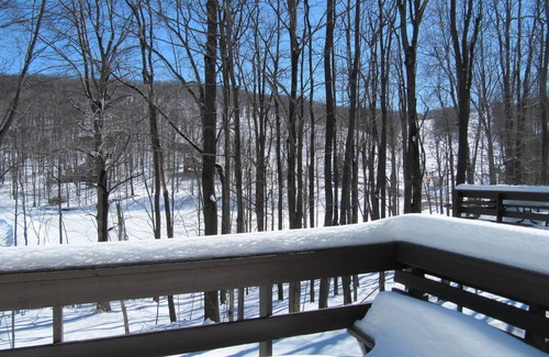 Hidden Valley House | Luxury 3 Bedroom Hidden Valley Retreat with Lake & Slope Views