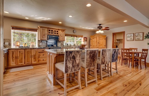 Skyland House | Luxury 3 BR close to town, skiing, access to Community beach. (ZC188)