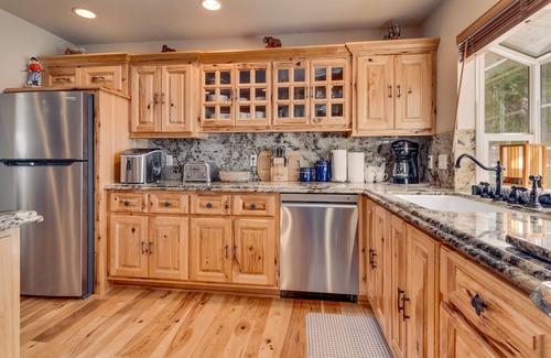 Skyland House | Luxury 3 BR close to town, skiing, access to Community beach. (ZC188)