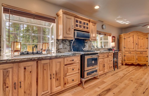 Skyland House | Luxury 3 BR close to town, skiing, access to Community beach. (ZC188)