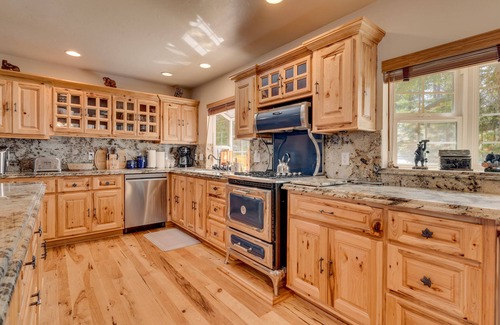 Skyland House | Luxury 3 BR close to town, skiing, access to Community beach. (ZC188)