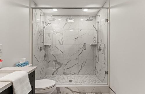 Leamington House | Luxury 3 level, 3 Bedroom 171-10 Condos