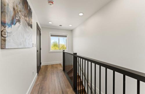 Leamington House | Luxury 3 level, 3 Bedroom 171-10 Condos