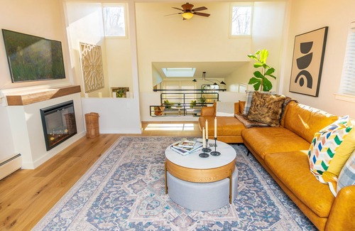 South Woodstock House | Luxury 3BR/2BA Hygge Villa with Fireplace and Views! Pet Friendly