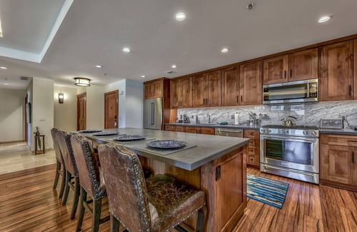 Lakeside Park Condo | Luxury 3Br Residence steps from Heavenly Village & Gondola 3 Bedroom Condo by RedAwning