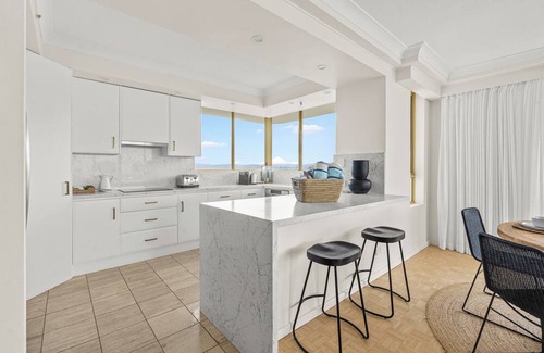 Main Beach Apartment | Luxury 3BR with Ocean and Trackside GC 500 Views