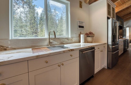 McCall House | Luxury 4-Bedroom Retreat with Sauna and Hot Tub in Marvelous McCall!