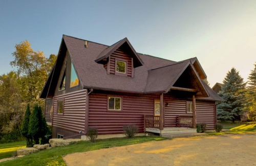 The Galena Territory House | Luxury 4 br Galena Territory rental home with hot tub and game room.