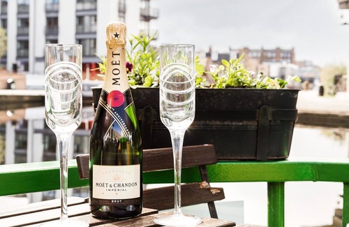 Tollcross Boat Rental | Luxury 4* Floating Houseboat in the heart of Edinburgh City Centre