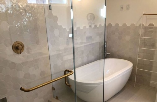 Oak Park House | Luxury 4bd 3bath home, new and modern interiors, full-size swimming pool and spa