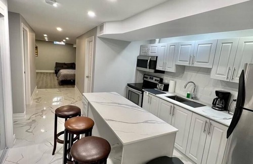 Churchill Meadows House | Luxury 5 Bedroom 6 Bed Home with Basement