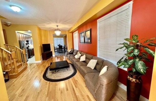 Churchill Meadows House | Luxury 5 Bedroom 6 Bed Home with Basement