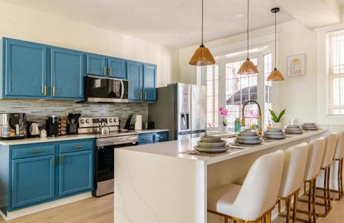 Northeast House | Luxury 5 Bedroom DC Home Near Capitol Hill with Free Parking