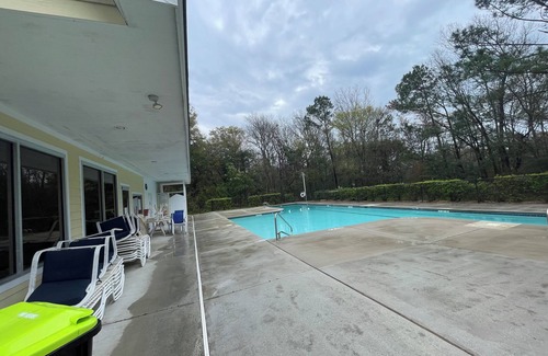 Cedar Point House | Luxury 5-bedroom house in Cedar Point with AC, WiFi, hotub, private yard & more!