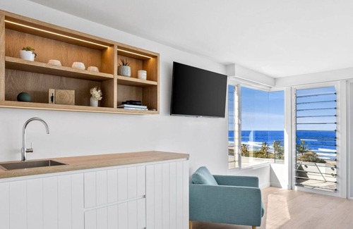 Curl Curl House | Luxury 5 Bedroom House with Pool and Beach Views