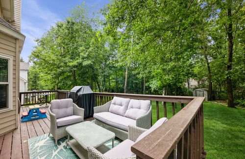 Fontana House | Luxury 5BR Home Near Geneva Lake | Walk to Beach, Dining & Downtown | Fire Pit & Chef’s Kitchen