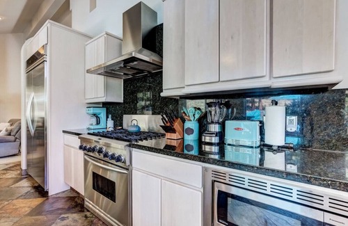 Round Hill Village Apartment | Luxury 5BR | Hot Tub & Chef’s Kitchen | Sleeps 10