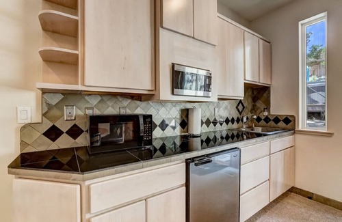Round Hill Village Apartment | Luxury 5BR | Hot Tub & Chef’s Kitchen | Sleeps 10