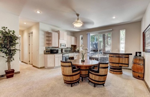 Round Hill Village Apartment | Luxury 5BR | Hot Tub & Chef’s Kitchen | Sleeps 10