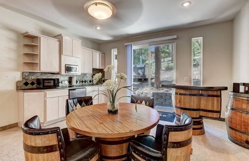 Round Hill Village Apartment | Luxury 5BR | Hot Tub & Chef’s Kitchen | Sleeps 10