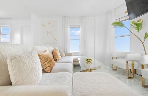 Dunwoodie House | Luxury 5BR Massive Home NYC Free Parking + Office