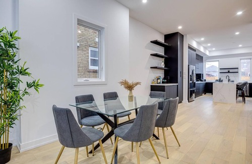 Mimico House | Luxury 6 BDRM Entire Home in Lakeshore Toronto