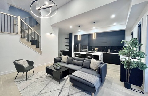 Mimico House | Luxury 6 BDRM Entire Home in Lakeshore Toronto