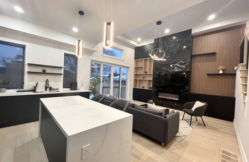 Mimico House | Luxury 6 BDRM Entire Home in Lakeshore Toronto