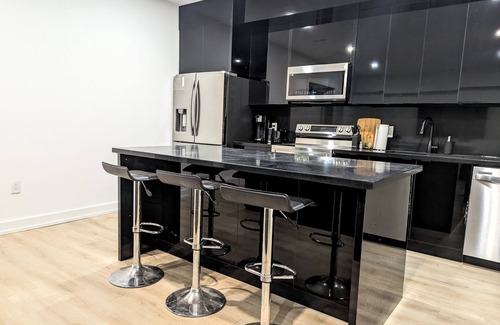 Mimico House | Luxury 6 BDRM Entire Home in Lakeshore Toronto