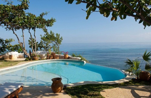 Runaway Bay Villa | Luxury 6 Bed Beach Villa in Runaway Bay