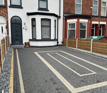 Salford Villa | Luxury 6 Bed near city centre with Cinema Room & games room plus 5 bathrooms