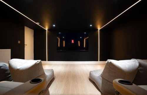 Salford Villa | Luxury 6 Bed near city centre with Cinema Room & games room plus 5 bathrooms