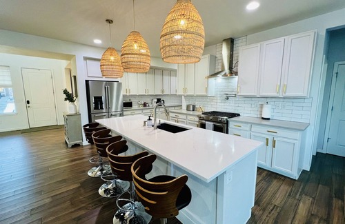 Arvada House | Luxury 6 Bedroom Retreat | Hot Tub | Chefs Kitchen | Near Boulder & Denver