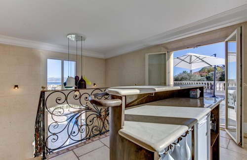 Plaine de la Brague Villa | Luxury 6 bedroom villa, heated pool, in the heart of Antibes, amazing sea views!