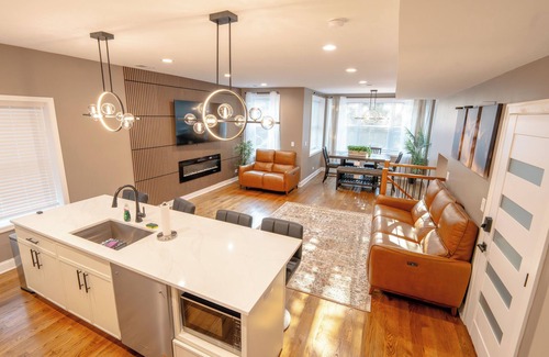 Rogers Park Condo | Luxury 6Bedroom, 4.5 Bathroom Home Mins from Downtown and the Lake