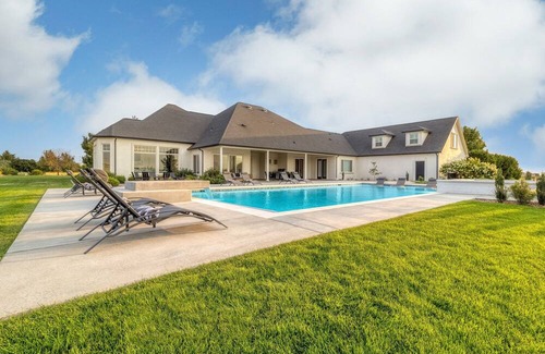 Walla Walla House | Luxury 6BR 5BA Walla Walla Estate | Heated Pool, Jacuzzi, Sauna & Theater