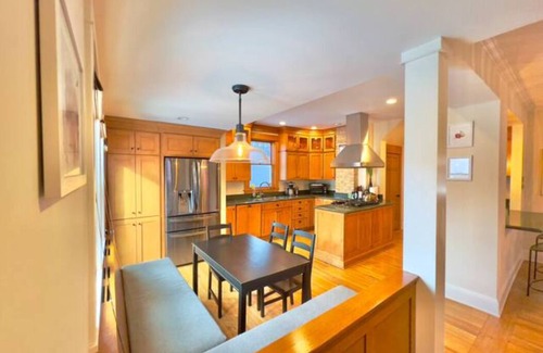 Ecco House | Luxury 6BR/5FB with large Steam Sauna Retreat by Lake Bde Maka Ska.