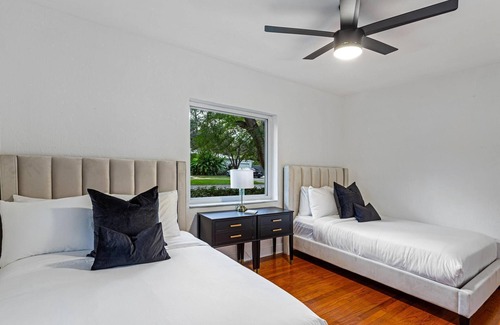 El Portal House | Luxury 6BR Villa w/Private Pool, Billiards, Volleyball & More