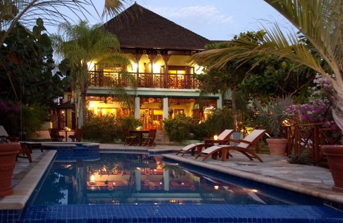 Discovery Bay Villa | Luxury 7 Bed Private Beachfront Villa in Discovery Bay - Fully Staffed