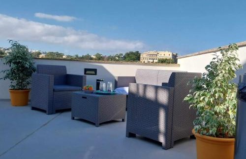 Swieqi Apartment | Luxury 9 person Holiday Home a walk to Paceville's nightlife