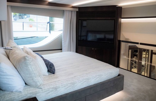 Harbour Island Boat Rental | Luxury 95' Sunseeker