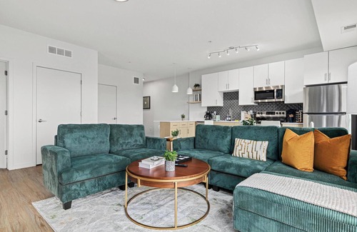 Uptown Apartment | Luxury and Modern 2BD/2BA condo in Trendy Uptown w Free WiFi, Gym, Patio & View!
