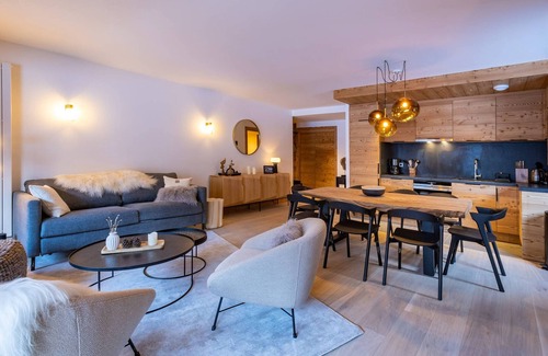 Les Allues Apartment | Luxury Apartment in Méribel-Mottaret: 85m², 6 Guests, Balcony, Garden, Garage, Hotel Services