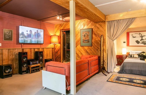 Tawonga South Apartment | Luxury Apartment-Private Gardens & Mountain Views