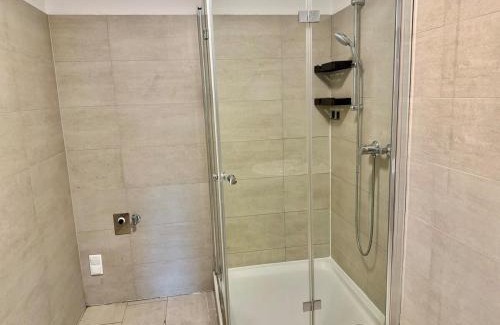 Grinzing Apartment | Luxury Apartment with Balcony & Free Parking